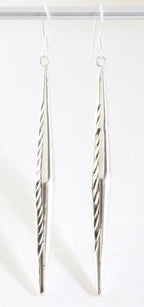 Lange gehamerde hoogglans zilveren pegel oorbellen afbeelding 1