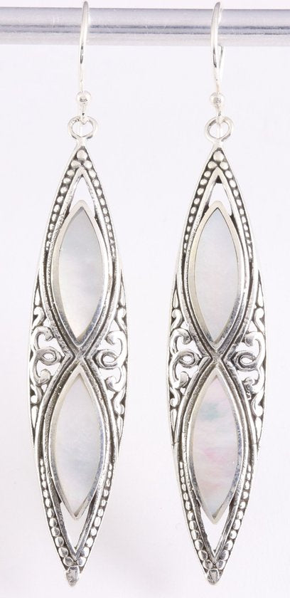 Lange bewerkte zilveren oorbellen met parelmoer afbeelding 1