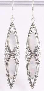 Lange bewerkte zilveren oorbellen met parelmoer afbeelding 1