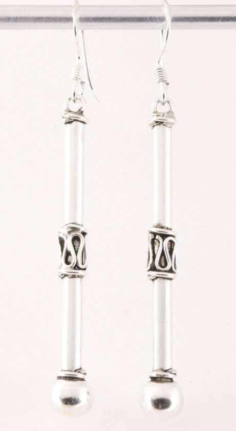 Lange bewerkte Balinese zilveren oorbellen met hoogglans bolletjes afbeelding 1