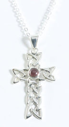 Opengewerkte zilveren kruishanger met granaat aan ketting afbeelding 1