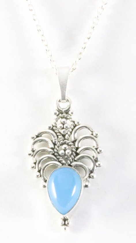 Fijne opengewerkte zilveren hanger met blauwe chalcedoon aan ketting afbeelding 1