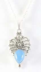 Fijne opengewerkte zilveren hanger met blauwe chalcedoon aan ketting afbeelding 1