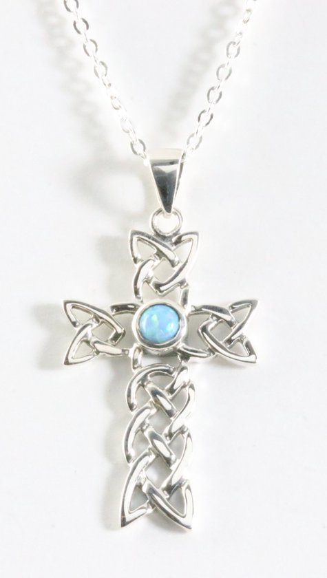 Opengewerkte zilveren kruishanger met Australische opaal aan ketting afbeelding 1
