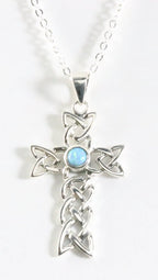 Opengewerkte zilveren kruishanger met Australische opaal aan ketting afbeelding 1