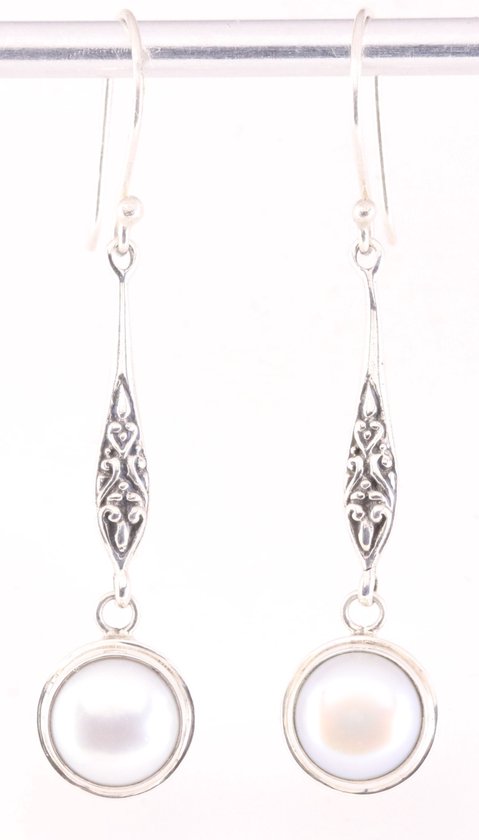 Lange bewerkte zilveren oorbellen met zoetwater parel afbeelding 1