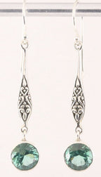 Lange bewerkte zilveren oorbellen met groene toermalijn afbeelding 1