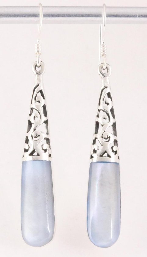Lange opengewerkte zilveren oorbellen met lichtblauwe schelp afbeelding 1