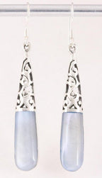 Lange opengewerkte zilveren oorbellen met lichtblauwe schelp afbeelding 1