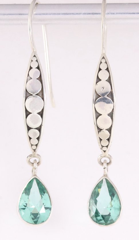 Lange bewerkte zilveren oorbellen met groene toermalijn afbeelding 1