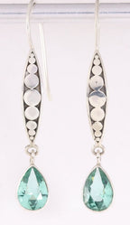 Lange bewerkte zilveren oorbellen met groene toermalijn afbeelding 1