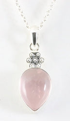 Bewerkte zilveren hanger met rozenkwarts aan ketting afbeelding 1