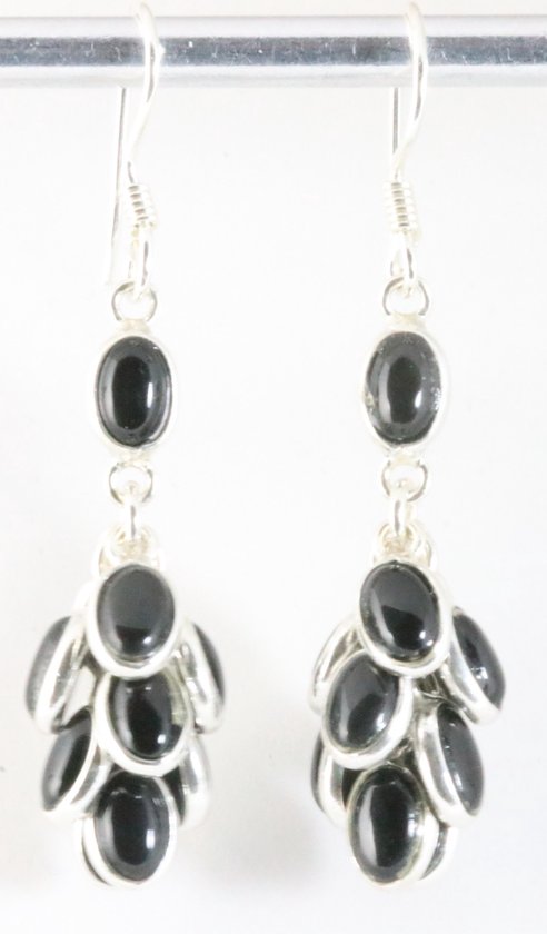 Trosvormige zilveren oorbellen met onyx afbeelding 1