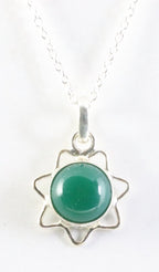 Fijne opengewerkte zilveren hanger met groene onyx aan ketting afbeelding 1
