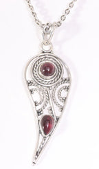 Opengewerkte zilveren hanger met granaat aan ketting afbeelding 1