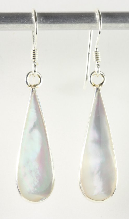 Druppelvormige zilveren oorbellen met parelmoer afbeelding 1