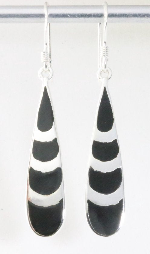 Lange druppelvormige zilveren oorbellen met onyx afbeelding 1