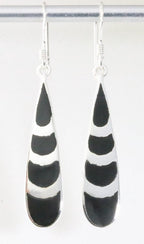 Lange druppelvormige zilveren oorbellen met onyx afbeelding 1