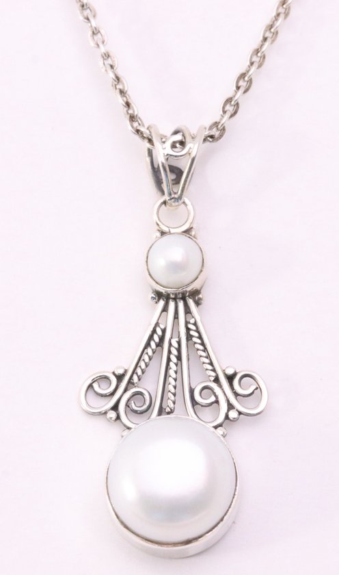 Opengewerkte zilveren hanger met zoetwater parels aan ketting afbeelding 1