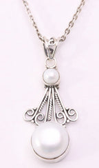 Opengewerkte zilveren hanger met zoetwater parels aan ketting afbeelding 1