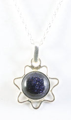 Fijne opengewerkte zilveren hanger met blauwe zonnesteen aan ketting afbeelding 1