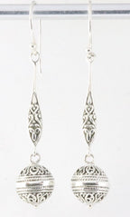 Traditionele bewerkte lange zilveren oorbellen met bolletjes afbeelding 1