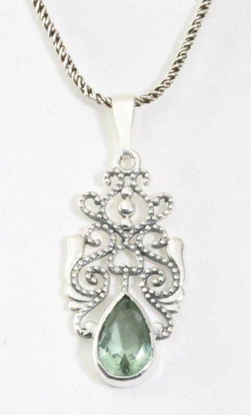 Fijne opengewerkte zilveren hanger met groene amethist aan ketting afbeelding 1