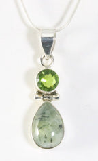 Zilveren hanger met prehniet en peridoot aan ketting afbeelding 1
