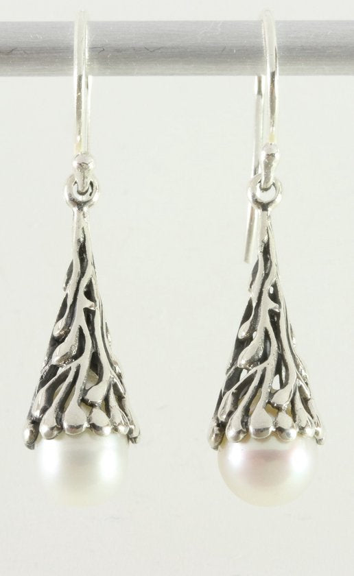 Fijne pegelvormige zilveren oorbellen met zoetwater parel afbeelding 1