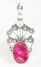 Opengewerkte zilveren hanger met robijn en parel afbeelding 1