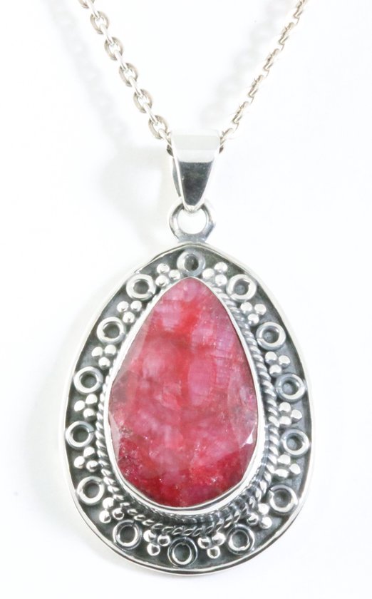 Bewerkte zilveren hanger met grote robijn steen aan ketting afbeelding 1