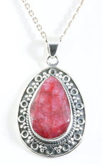 Bewerkte zilveren hanger met grote robijn steen aan ketting afbeelding 1