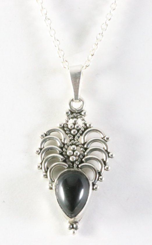 Fijne opengewerkte zilveren hanger met onyx aan ketting afbeelding 1