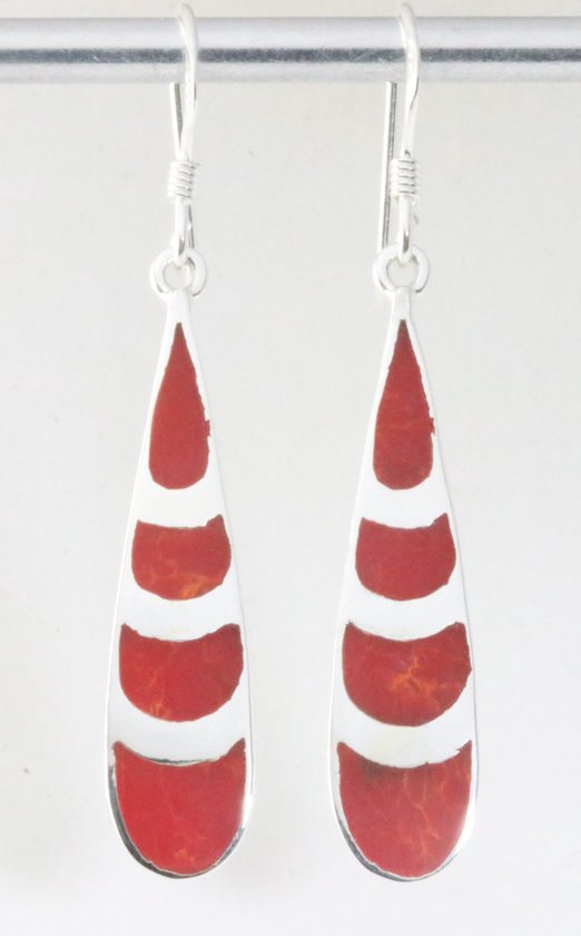 Lange druppelvormige zilveren oorbellen met rode koraal steen afbeelding 1