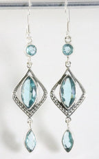 Lange bewerkte zilveren oorbellen met blauwe topaas afbeelding 1