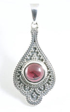 Bewerkte zilveren hanger met granaat afbeelding 1