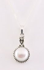 Fijne bewerkte zilveren hanger met witte parel aan ketting afbeelding 1