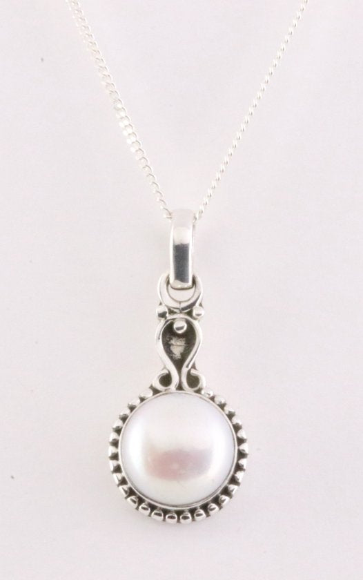 Fijne bewerkte zilveren hanger met witte parel aan ketting afbeelding 1