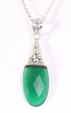 Bewerkte zilveren hanger met groene onyx aan ketting afbeelding 1