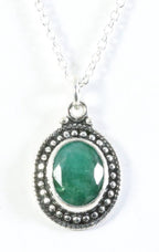 Fijne bewerkte ovale zilveren hanger met smaragd aan ketting afbeelding 1