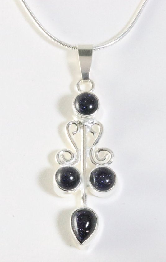 Langwerpige zilveren hanger met blauwe zonnesteen aan ketting afbeelding 1