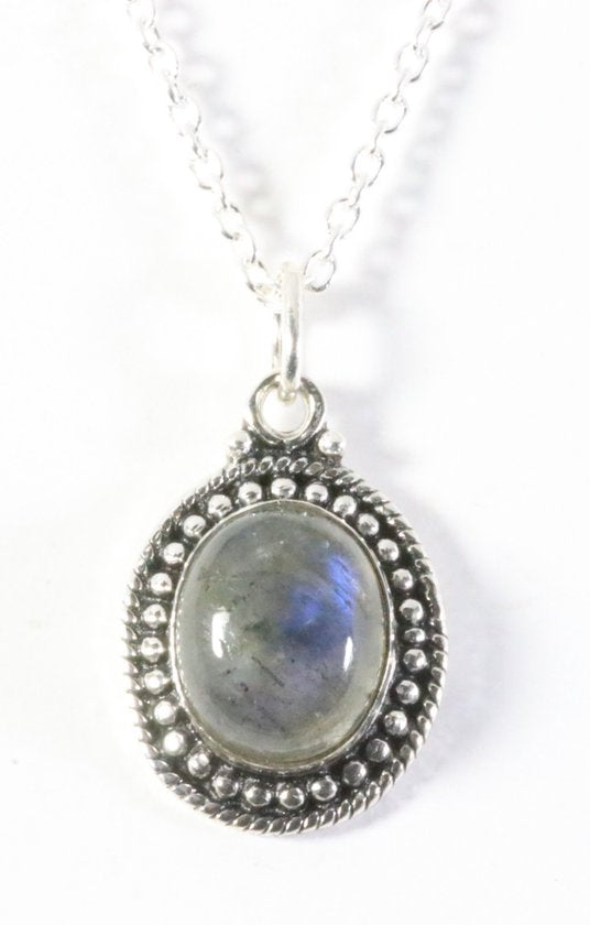 Fijne bewerkte ovale zilveren hanger met labradoriet aan ketting afbeelding 1