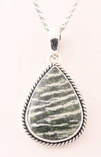 Bewerkte druppelvormige zilveren hanger met groene Zwitserse opaal aan ketting afbeelding 1