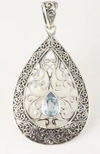 Traditionele opengewerkte zilveren hanger met blauwe topaas afbeelding 1