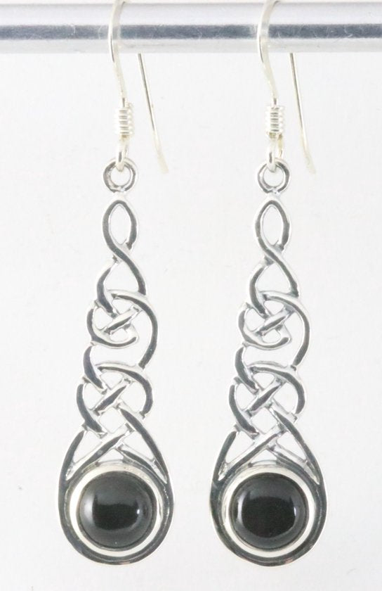 Lange opengewerkte zilveren oorbellen met onyx afbeelding 1