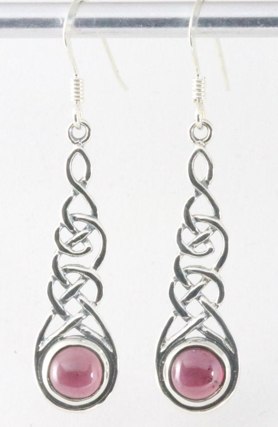 Lange opengewerkte zilveren oorbellen met granaat afbeelding 1