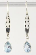 Lange bewerkte zilveren oorbellen met blauwe topaas afbeelding 1