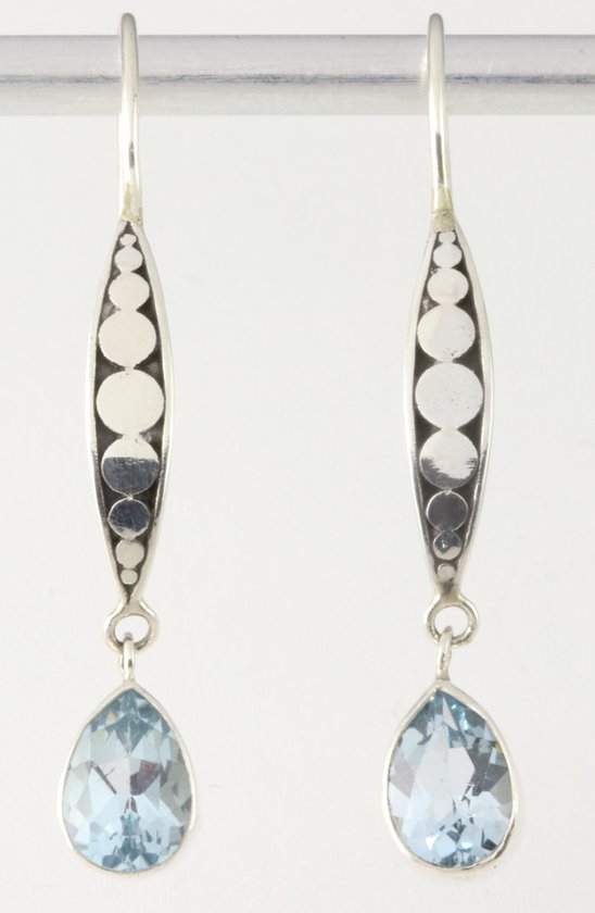 Lange bewerkte zilveren oorbellen met blauwe topaas afbeelding 1
