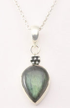 Bewerkte zilveren hanger met labradoriet aan ketting afbeelding 1