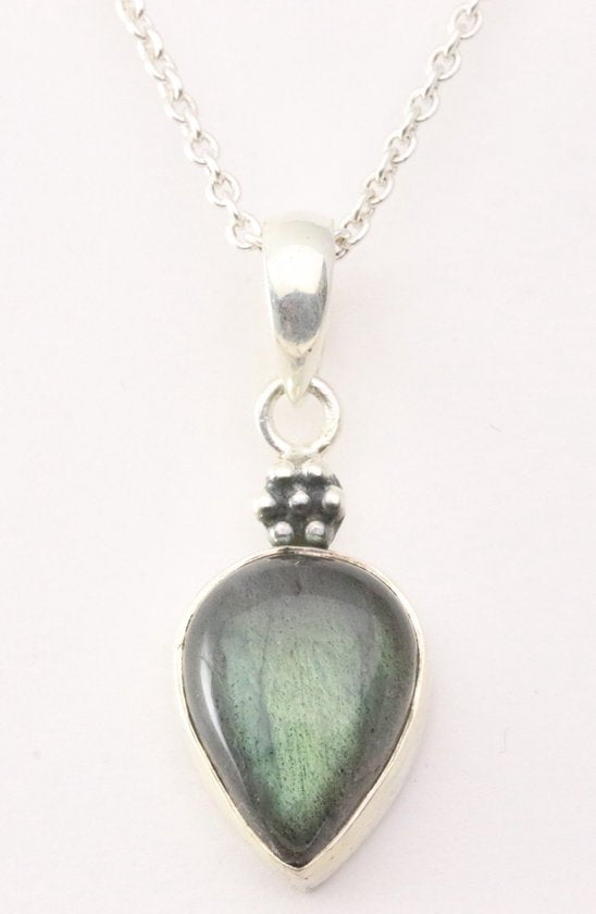 Bewerkte zilveren hanger met labradoriet aan ketting afbeelding 1